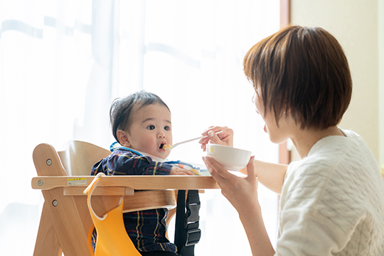 「自分で正しく食べられるようになる」ための食べさせ方