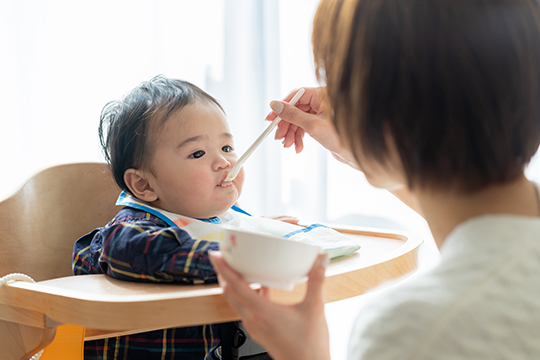 「自分で正しく食べられるようになる」ための食べさせ方